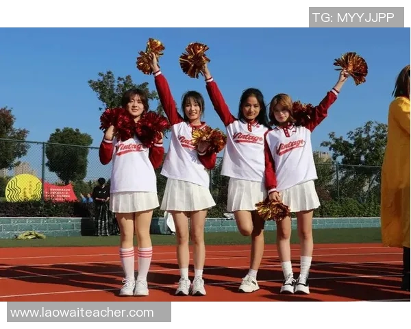 体育老师为运动员精心挑选运动服装提升竞技状态与团队形象